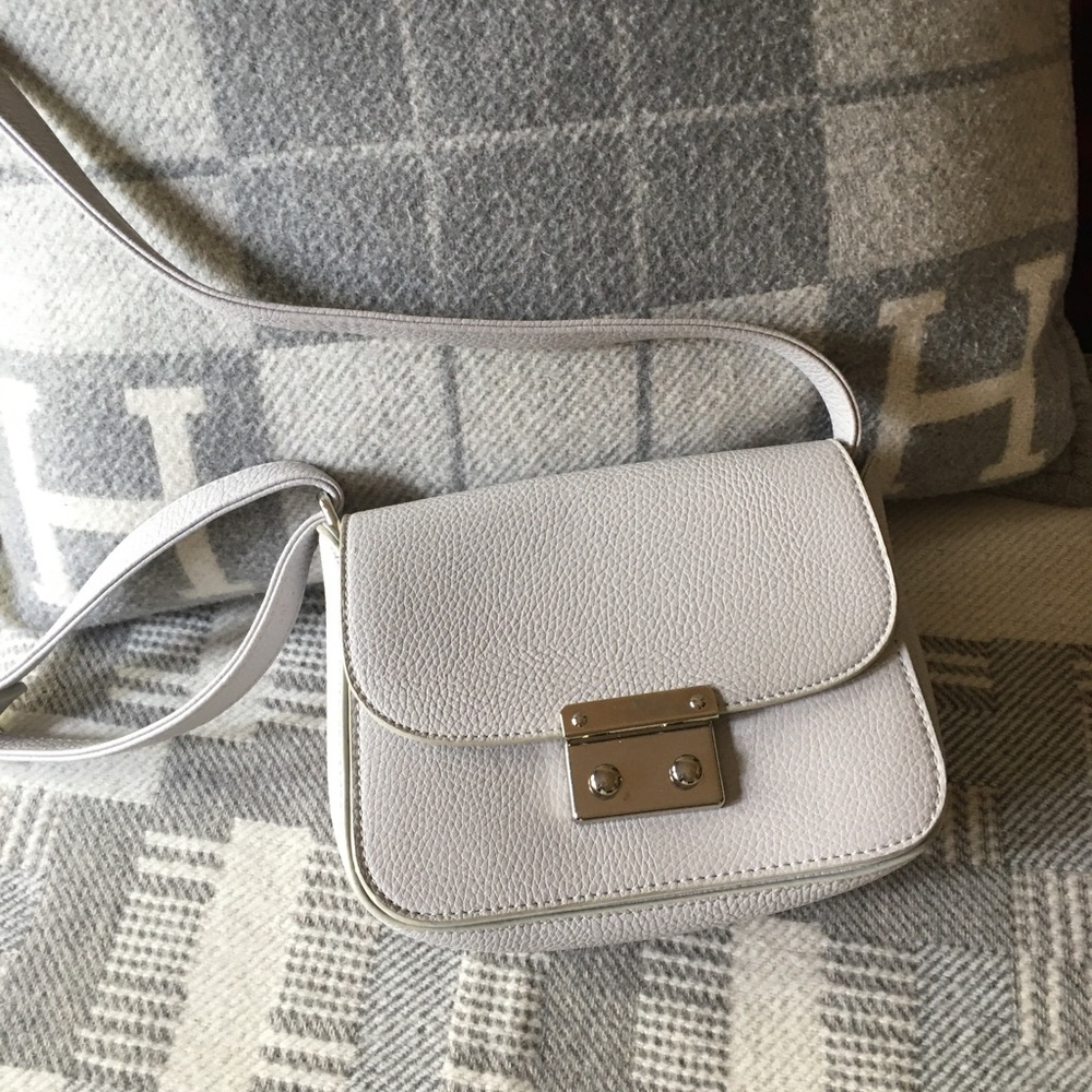 ๐ฉถ Lovely gently used grey & silver pebbled leather adjustable crossbody purse - Picture 4 of 16